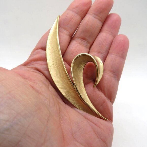 Vintage Crown Trifari Brooch Gold Tone Abstract Leaf Style 3" Pin - Picture 9 of 9